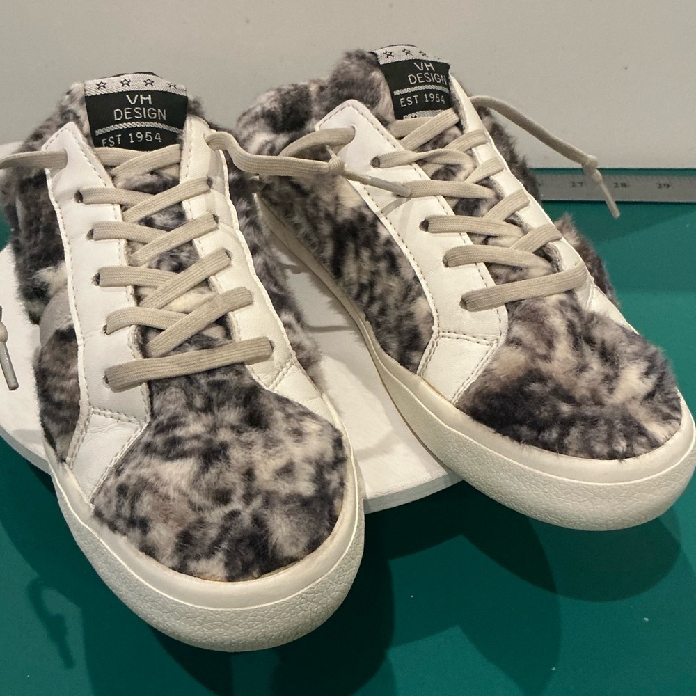 Vintage Havana Snuggle Fuzzy Low-Top Sneakers in Black & White Size 8